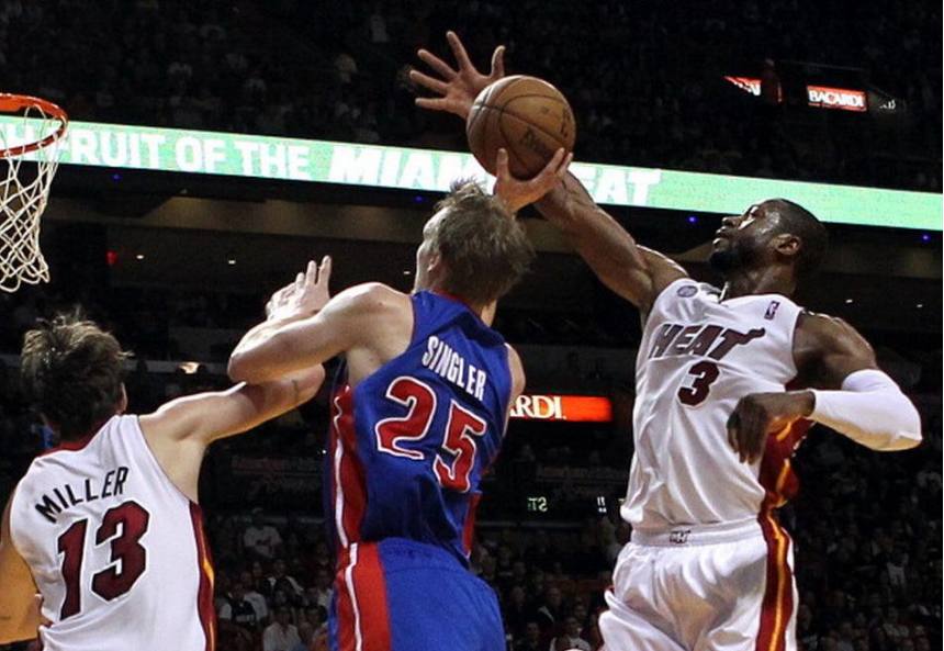  阿德巴约两双数据热火轻取活塞稳局势