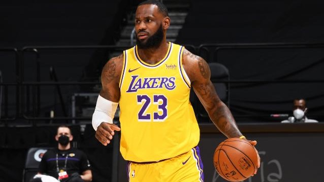  詹姆斯关键三分锁定胜局，湖人加时险胜雷霆止连败  