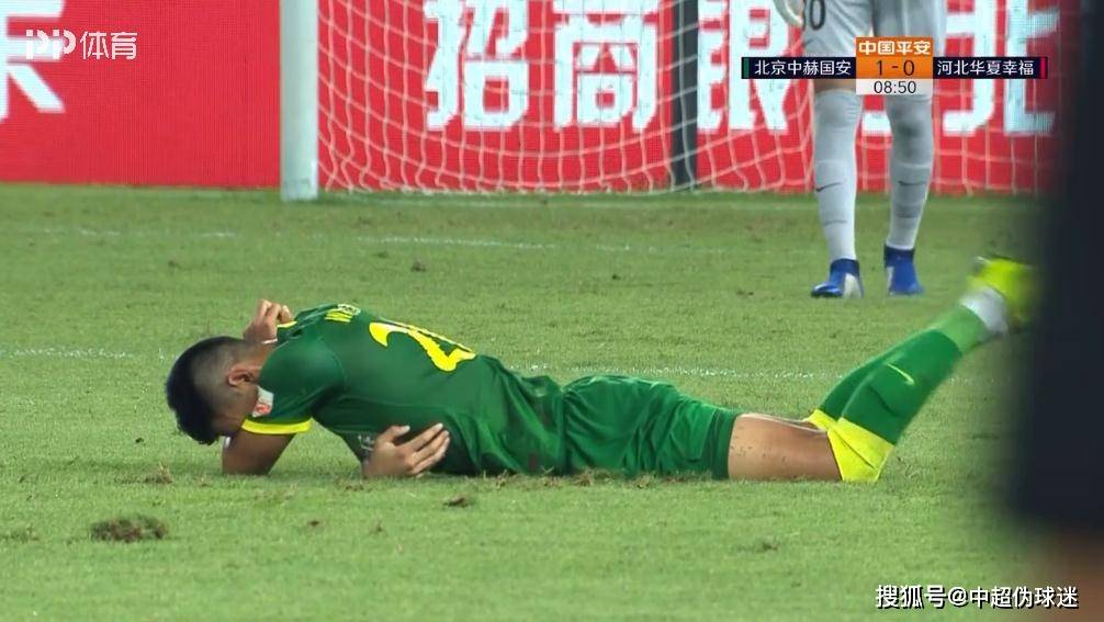  昂热主场草皮质量堪忧，球员联名要求更换  